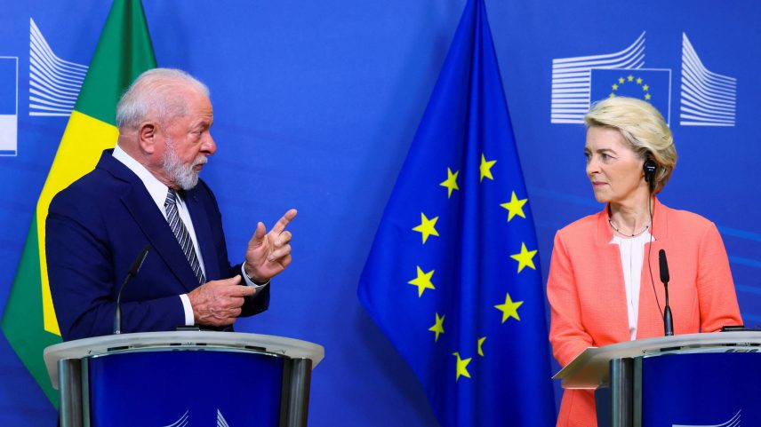 Presidente do Brasil, Luiz Inácio Lula da Silva, fala com a presidente da Comissão Europeia, Ursula von der Leyen, em encontro na Bélgica (Foto: Yves Herman - 17.jul.23/REUTERS)