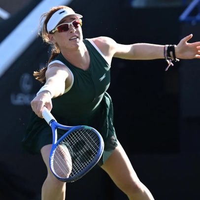 Krejcikova supera match-points e elimina Ostapenko e Raducanu do torneio