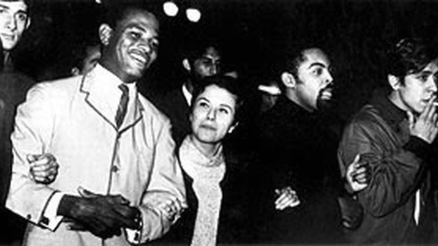 Jair Rodrigues, Elis Regina, Gilberto Gil e Edu Lobo em 17 de julho de 1967, em São Paulo, no evento organizado para promover o programa 'Frente Única da Música Popular Brasileira' e acabou ficando conhecido como Passeata Contra a Guitarra Elétrica (Foto: Reprodução)