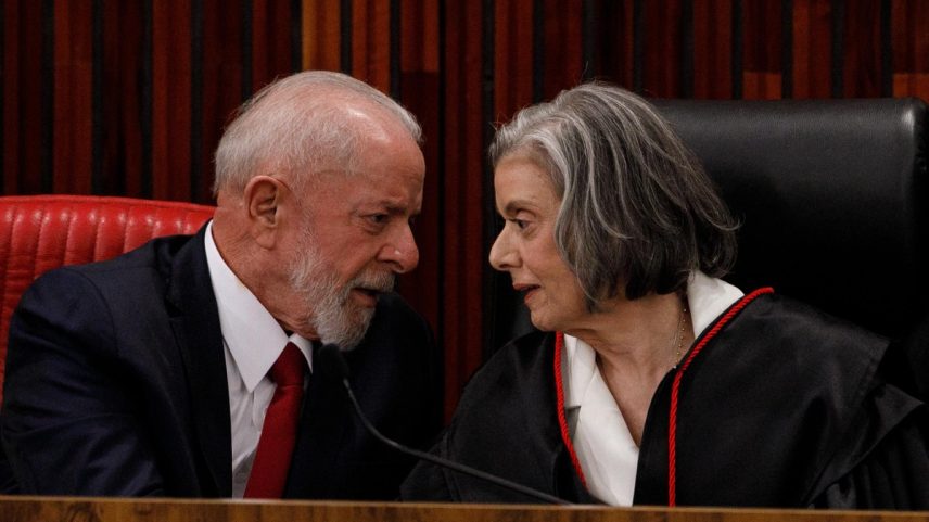 Presidente Luiz Inácio Lula da Silva com Cármen Lúcia na posse dela como comandante do TSE (Foto: Brenno Carvalho/Agência O Globo)