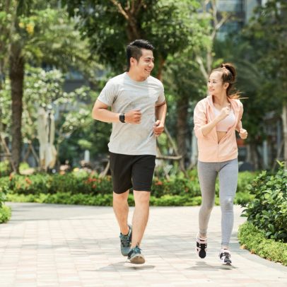 Caminhar rápido queima quase tantas calorias quanto correr, revela estudo