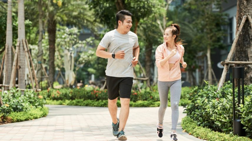 Caminhar, além de ajudar na queima de calorias, provoca menos lesões que a corrida (Foto: Freepik)