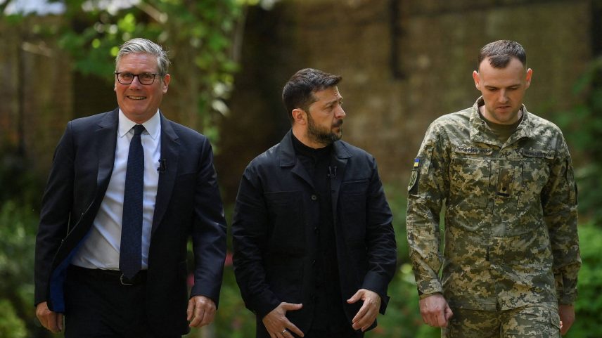 O primeiro-ministro do Reino Unido, Keir Starmer, à esquerda, recebe o presidente ucraniano Volodimir Zelenski, no centro, em Londres, capital do país (Foto: Jaimi Joy - 23.jun.25/AFP)