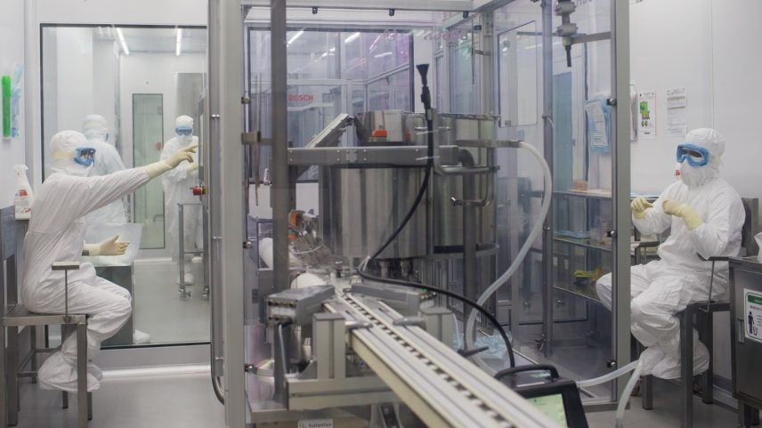 Produção da vacina CoronaVac no Instituto Butantan, em São Paulo: parceria com a China (Foto: Edilson Dantas/O GLOBO)