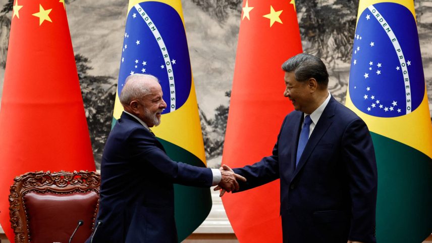 Os presidentes do Brasil, Luiz Inácio Lula da Silva, e da China, Xi Jinping, durante reunião em Pequim, em maio. (Foto: Reprodução)