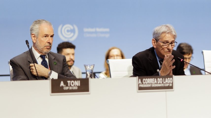 O secretário Valter Correia apresentou os planos logísticos ao lado do presidente da COP30, André Corrêa do Lago (esquerda) (Foto: Divulgação/SECOP)