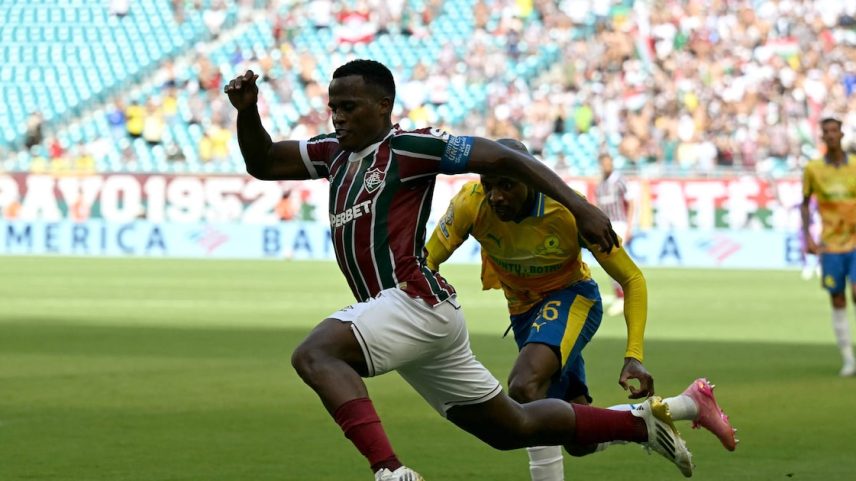 Jhon Arias em ação no empate sem gols do Fluminense com o sul-africano Mamelodi Sundowns. (Foto: Chandan Khanna/AFP)