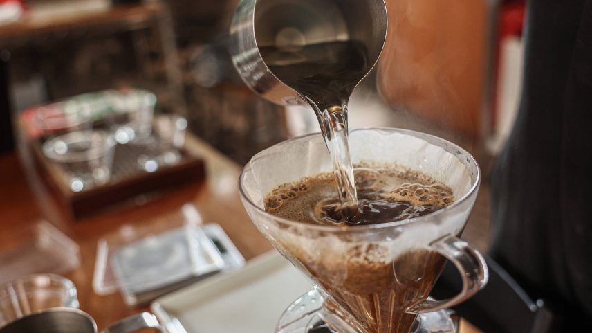 Café torrado e moído tem alta de 4,59% em maio e lidera o ranking interanual, com aumento acumulado de 82,25% em 12 meses (Foto: Danilo Verpa/Folhapress)