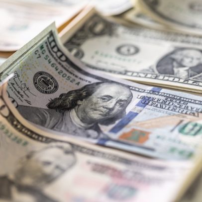 Dólar recua para menos de R$ 5,50 com otimismo internacional e IOF suspenso