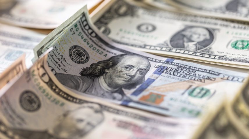 Dólar: moeda volta a R$ 5,50 após suspensão do aumento do IOF (Foto: SimpleImages/Getty Images)