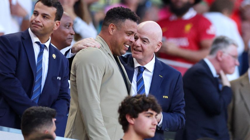 Presidente da Fifa em jogo de estreia ao lado de Ronaldo Fenômeno (Foto: AFP)