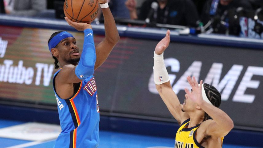 Shai Gilgeous-Alexander, do Oklahoma City Thunder, tenta arremesso, marcado por Andrew Nembhard, do Indiana Pacers (Foto: Justin Ford/Getty Images via AFP)