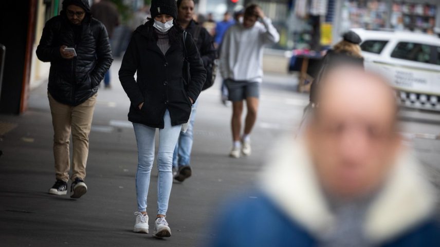 Paulistanos saem à rua agasalhados após madrugada de frio recorde (Foto: Maria Isabel Oliveira/O GLOBO)