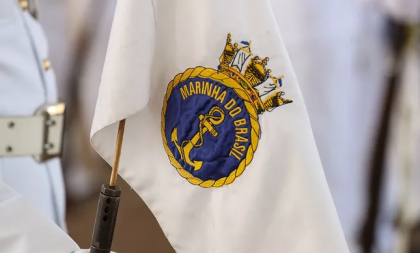Bandeira com o distintivo da Marinha (Foto: Marcos Corrêa/PR)