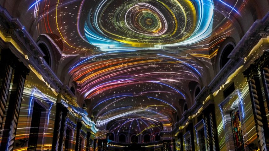 Show de luzes e música conta a história bíblica da criação do mundo (Foto: Divulgação/Fever)