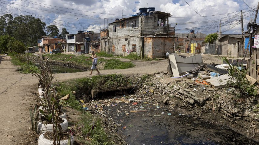 Esgoto a céu aberto no Jardim Pantanal, na zona leste de São Paulo. (Foto: André Porto - 18.mar.25/UOL)
