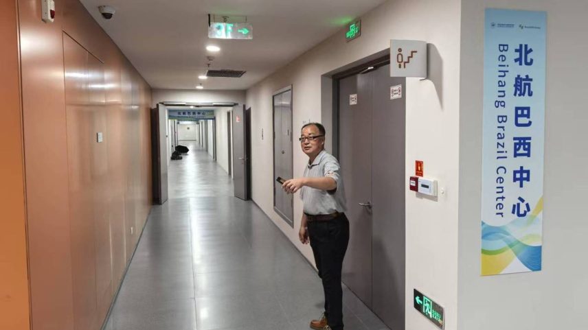 Professor Diao Xungang na entrada do Centro Beihang Brasil, em Hangzhou, na China, em 12 de junho de 2025 (Foto: Nelson de Sá/Folhapress)