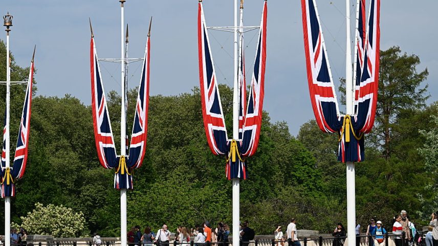 Turistas do lado de fora do Palácio de Buckingham no St James's Park, Londres, Inglaterra, 2025. (Foto: James D. Morgan/Getty Images)