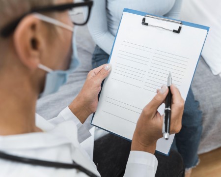 A prevalência de baixa massa muscular em pacientes com câncer varia de 38% a 70%; para o câncer de mama especificamente, estudos relatam prevalência próxima a 40% (Foto: freepik)