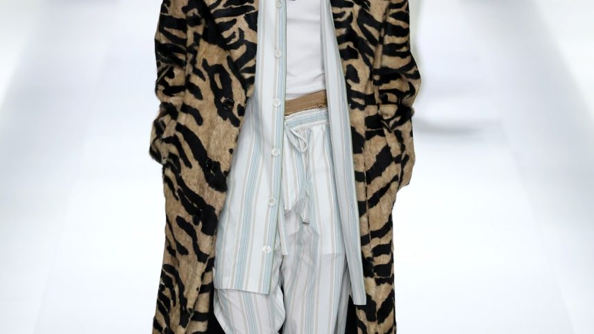 Coleção de verão 2026 da grife italiana Dolce & Gabbana; sandálias Havaianas (Foto: GettyImages)