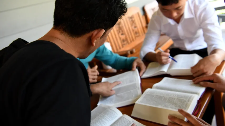 Cristãos estudando a Bíblia na China. (Foto: Ilustração/Portas Abertas)