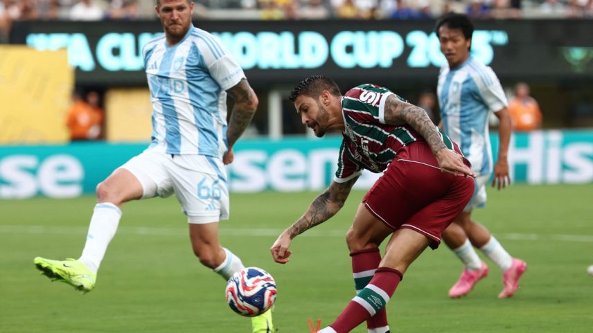 Everaldo conta com respaldo do técnico Renato Gaúcho — Foto: FRANCK FIFE / AFP