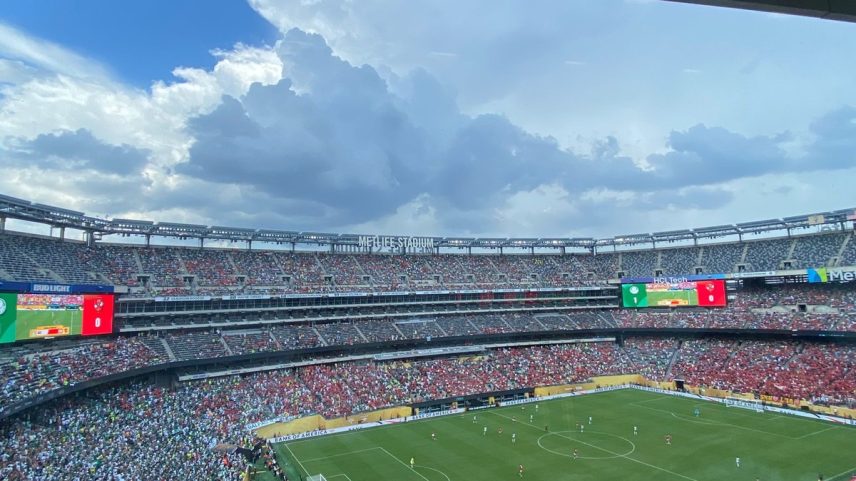 Estádio do jogo do Palmeiras é evacuado temporariamente (Foto: Diogo Dantas)
