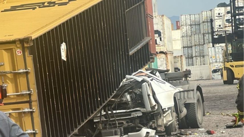 Caminhoneiro morre esmagado com queda de contêiner no Porto de Santos (Foto: Reprodução/Redes Sociais)