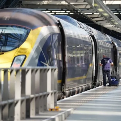 Passageiros do Eurostar enfrentam atrasos e cancelamentos após furto de cabos