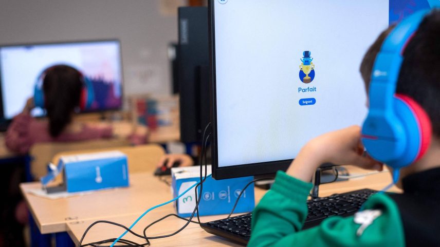 Crianças usam IA durante aula de matemática na França (Foto: Matthieu Rondell - 16.abr.2025/AFP)