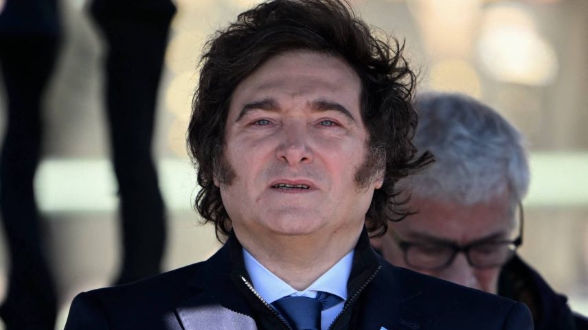Milei suspendeu feriado que homenageava servidor público, mas medida foi barrada pela Justiça (Foto: Luis Robayo - 20.jun.2025/AFP)
