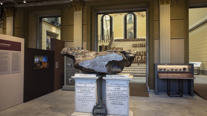 Meteorito Bendegó fica no salão de entrada do Museu Nacional e é a principal atração da exposição temporária, a primeira desde o incêndio de 2018 (Foto: Eduardo Anizelli/Folhapress)