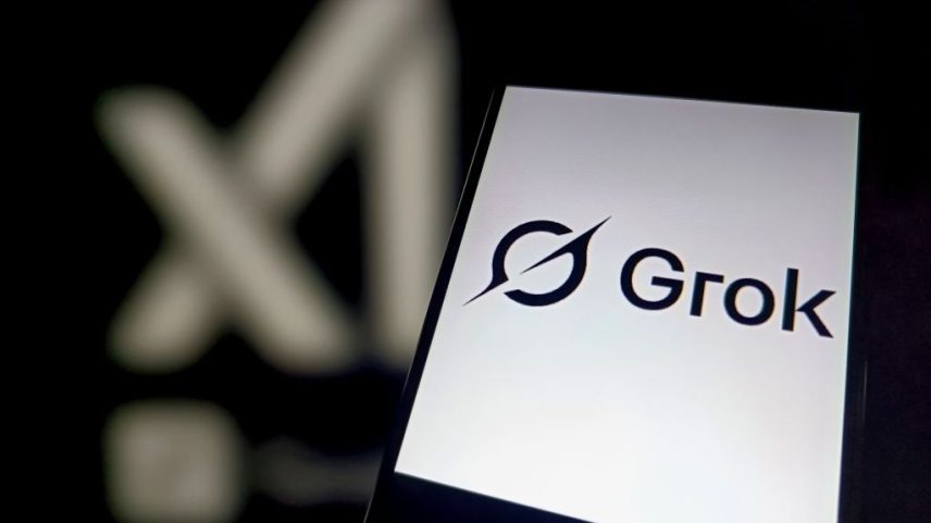 Logo do Grok exibido na tela de um smartphone em 23 de dezembro de 2024 em Suqian, na província de Jiangsu, China. (Foto: VCG/VCG via Getty Images)
