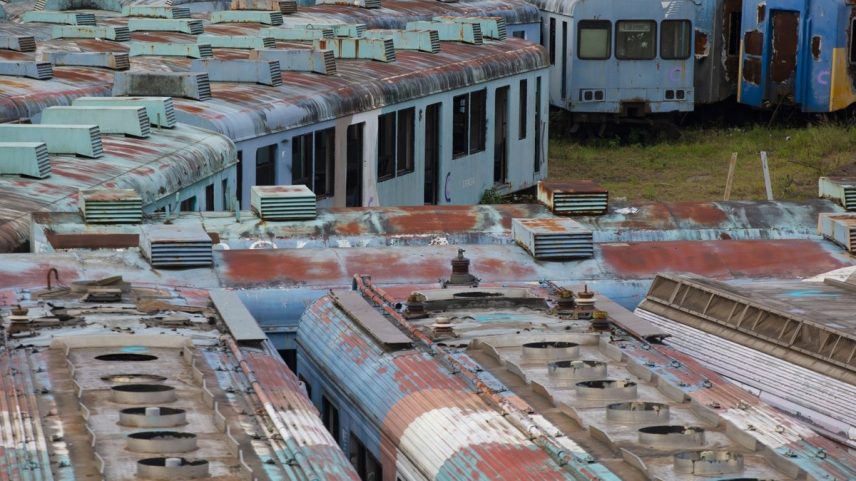 Cenários de abandono. Trens sucateados em Deodoro e, à direita, excesso de passageiros nos horários de pico (Foto: Domingos Peixoto)