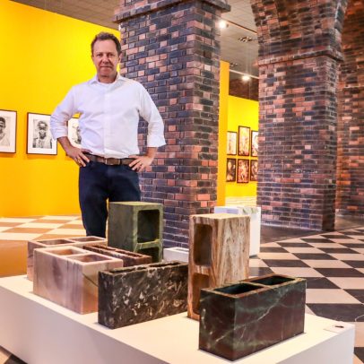 Vik Muniz busca tornar arte acessível e desafiar preconceitos em exposição