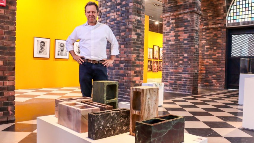Vik Muniz em exposição no Instituto Ricardo Brennand, no Recife (PE) (Foto: Gleyson Ramos/Divulgação)