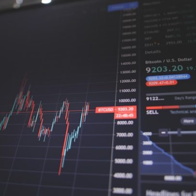 Ações do Ibovespa: três sobem acima de 100% e sete caem mais de 20% no semestre