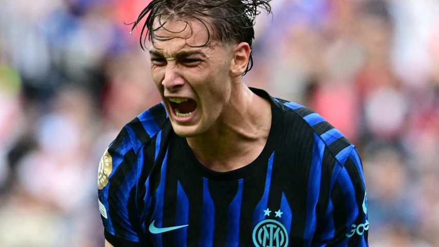 Esposito abriu a contagem para os italianos, que também marcaram com Bastoni (Foto: Pablo PORCIUNCULA / AFP)