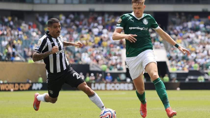Bruno Fuchs #3 do Palmeiras é marcado por Allan #25 do Botafogo durante a partida das oitavas de final da Copa do Mundo de Clubes da FIFA 2025 entre SE Palmeiras e Botafogo FR no Lincoln Financial Field em 28 de junho de 2025. (Foto: Dustin Satloff / Fifa/Divulgação)