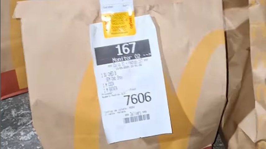 Em seu perfil, jovem mostra supostos lanches de clientes de aplicativos que deveriam ter sido entregues, mas ficaram para ele e seus amigos: depois, rapaz disse que alegações eram fake (Foto: Reprodução)
