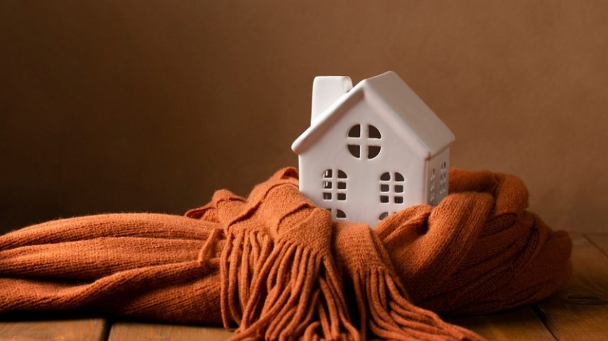 Além de tornar os ambientes mais agradáveis, algumas medidas podem proteger a casa de danos causados pela umidade e baixas temperaturas, evitar riscos de curtos-circuitos e ainda economizar energia elétrica