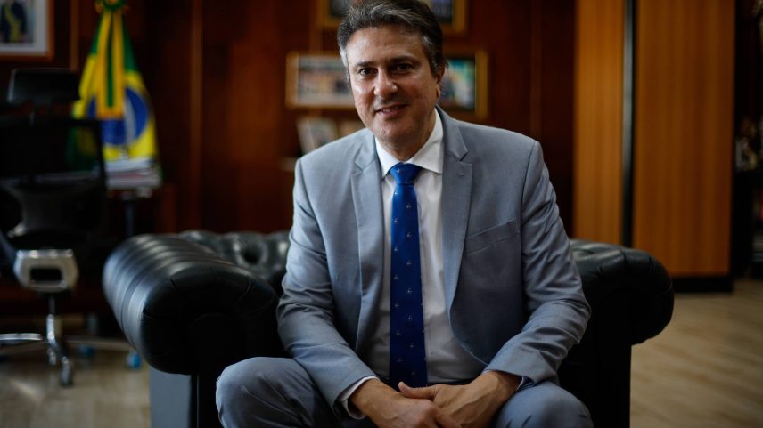 Ministro da Educação, Camilo Santana, durante entrevista à Folha em seu gabinete em Brasília (Foto: Pedro Ladeira/Folhapress)