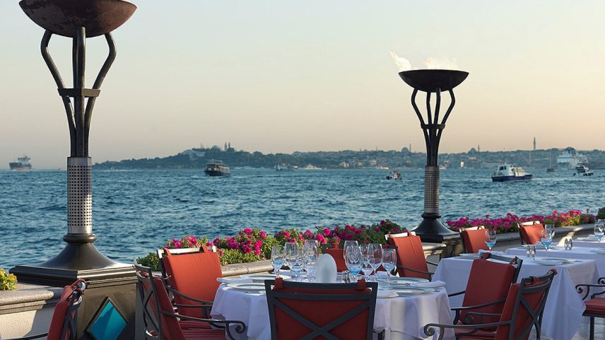 O restaurante Aqcua, uma das opções gastronômicas do hotel Four Seasons Istanbul at the Bosphorus, na maior cidade da Turquia (Foto: Divulgação)