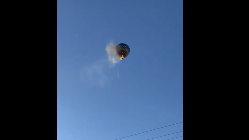 Balão pega fogo no ar em Praia Grande, no sul de Santa Catarina (Foto: Reprodução)