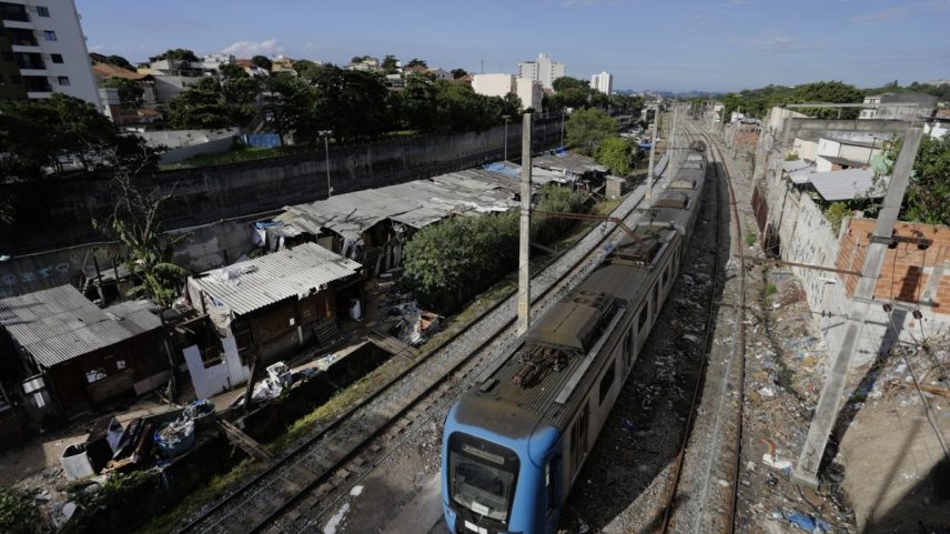 Desordem urbana. No trecho entre as estações de Pilares e Del Castilho, construções irregulares avançam sobre a área da ferrovia, praticamente se juntando às plataformas (Foto: Domingos Peixoto)