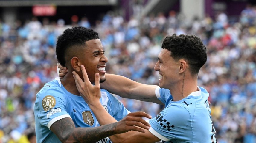 O brasileiro Savinho (esq.) é um dos destaques do Manchester City. (Foto: Phelan Ebenhack/AP)