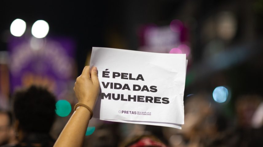 Manifestação na Avenida Paulista contra a criminalização do aborto (Foto: Edilson Dantas / O Globo)