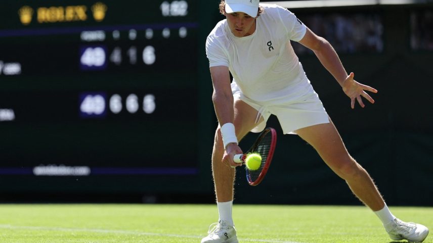 João Fonseca venceu inglês por 3 a 0 na estreia em Wimbledon (Foto: Adrian Dennis/AFP)