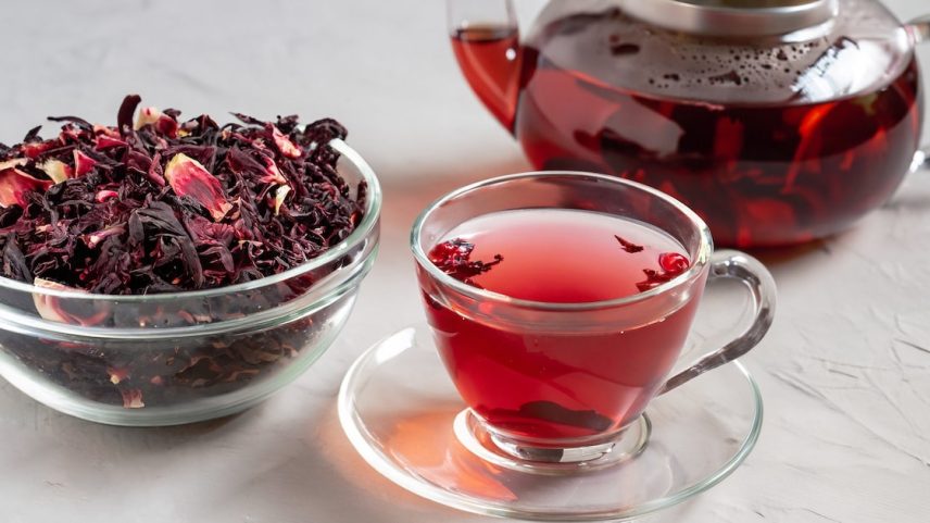 Chá de hibisco se destaca pela ação antioxidante (Foto: Uuganbayar/Adobe Stock)