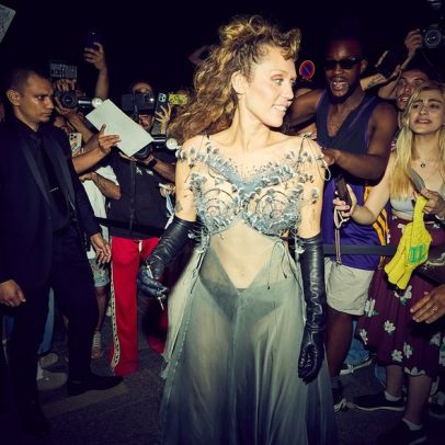 Miley Cyrus transforma a moda francesa com vestidos transparentes e sandálias elegantes